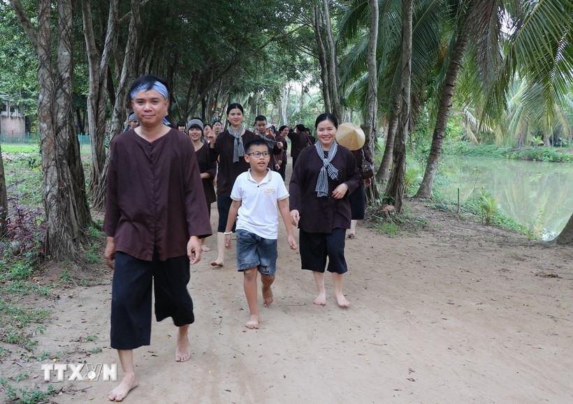 Du khách tham quan, vui chơi tại Khu Du lịch Lan Vương, phường An Hội, tỉnh Vĩnh Long. (Ảnh: Phúc Sơn/TTXVN)