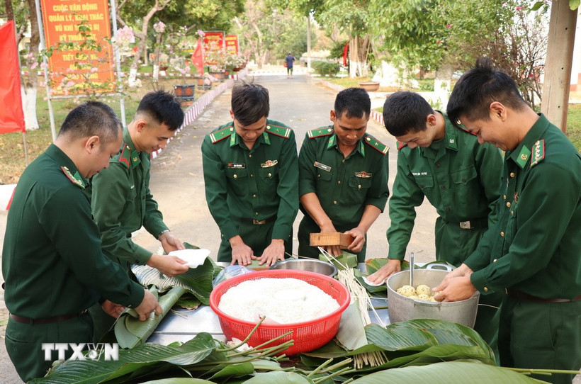 Đồn Biên phòng Bo Heng tổ chức gói bánh chưng cho cán bộ, chiến sỹ trực Tết trên tuyến biên giới. (Ảnh: Tuấn Anh/TTXVN)
