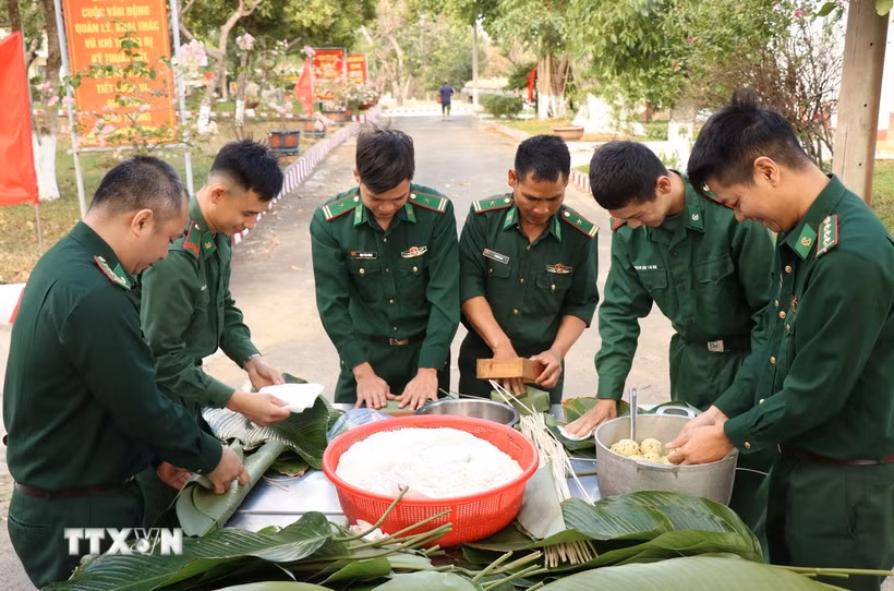 Đồn Biên phòng Bo Heng tổ chức gói bánh chưng cho cán bộ, chiến sỹ trực Tết trên tuyến biên giới. (Ảnh: Tuấn Anh/TTXVN)
