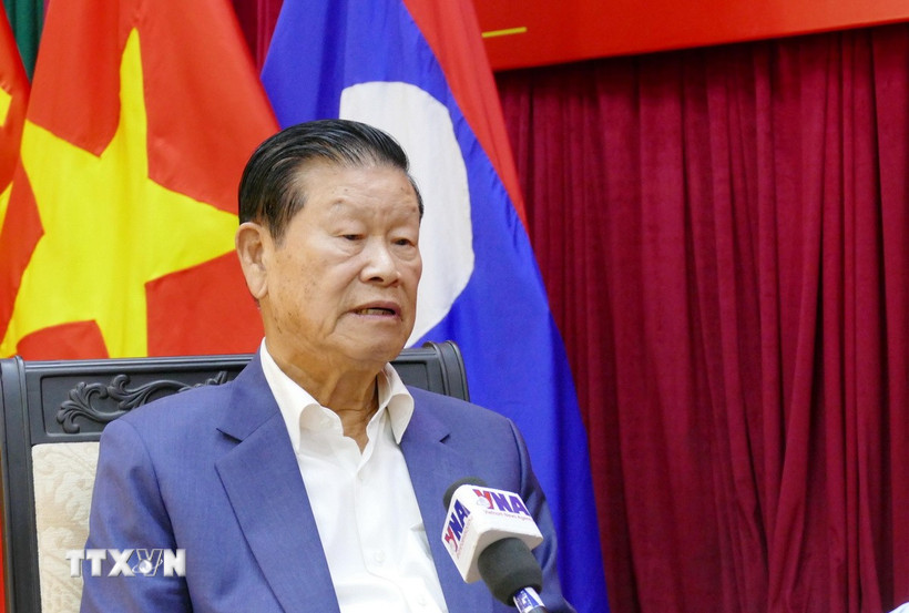 Ông Somsavath Lengsavad, nguyên Ủy viên Bộ Chính trị, nguyên Phó Thủ tướng Chính phủ Lào chia sẻ với phóng viên TTXVN tại Lào. (Ảnh: Xuân Tú/TTXVN)