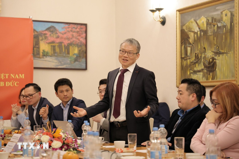Giáo sư-Tiến sỹ Nguyễn Xuân Thính, trường Đại học TU Dortmund, Chủ tịch VGI, phát biểu tại buổi làm việc. (Ảnh: Thu Hằng/TTXVN)
