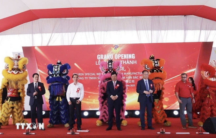 Các đại biểu thực hiện nghi thức khánh thành Nhà máy. (Ảnh: Minh Huệ/TTXVN)