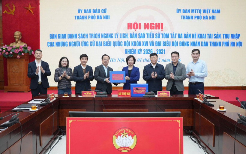 Hội nghị bàn giao hồ sơ ứng cử đại biểu Quốc hội khóa XVI và đại biểu HĐND thành phố Hà Nội nhiệm kỳ 2026-2031. (Nguồn: Cổng thông tin điện tử UBND thành phố Hà Nội)
