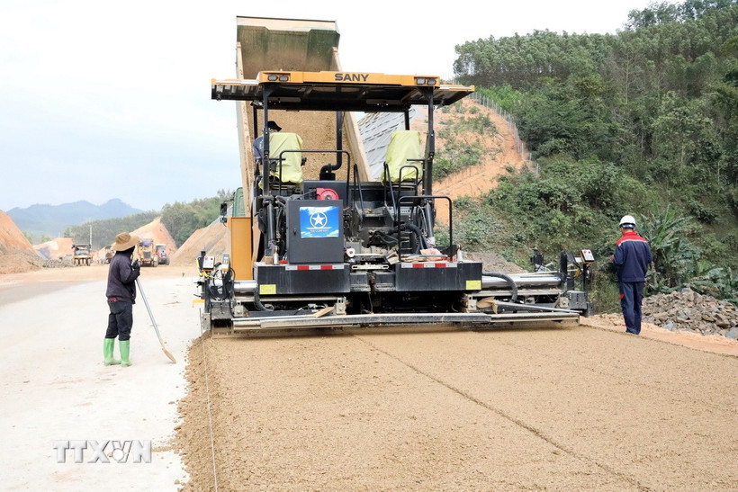 Nhà thầu thi công hạng mục thảm cấp phối trên tuyến cao tốc cửa khẩu Hữu Nghị - Chi Lăng, đoạn qua địa bàn xã Nhân Lý, tỉnh Lạng Sơn. (Ảnh: Văn Đạt/TTXVN)