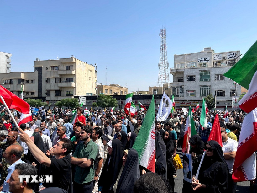 Người dân tham gia tuần hành phản đối các cuộc tấn công của Israel, tại Tehran, Iran, ngày 20/6/2025. (Ảnh: THX/TTXVN)
