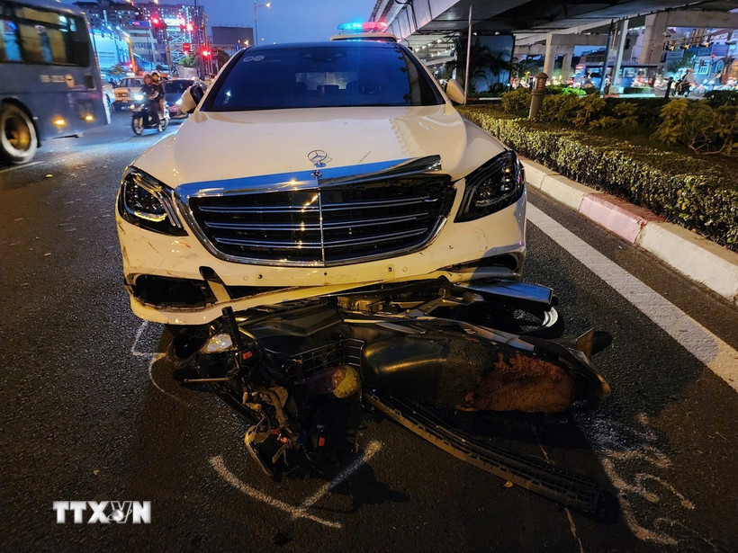 Chiếc xe Mercedes gây tai nạn. (Ảnh: TTXVN phát)