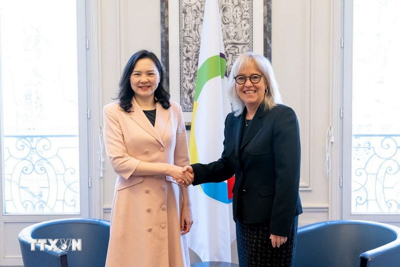 Đại sứ Nguyễn Thị Vân Anh, Đại diện thường trực của Chủ tịch nước bên cạnh Hội đồng thường trực Pháp ngữ, đã gặp và trao đổi với bà Caroline St-Hilaire, Giám đốc Tổ chức quốc tế Pháp ngữ (OIF). (Ảnh: TTXVN phát)