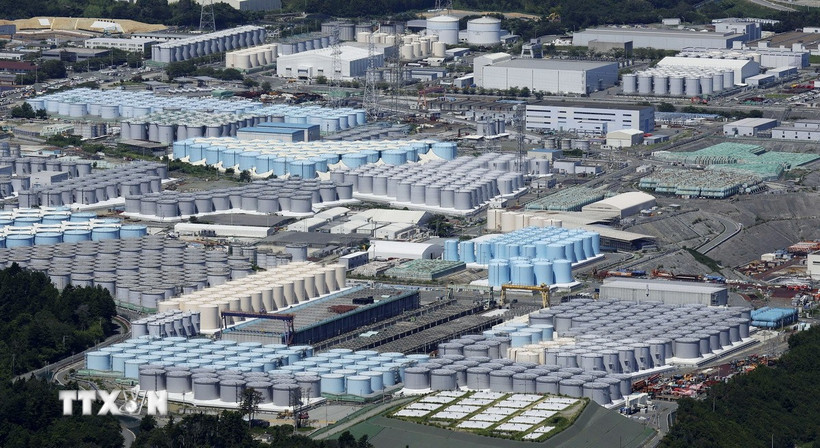 Các bể chứa nước thải nhiễm phóng xạ đã qua xử lý tại nhà máy điện hạt nhân Fukushima Daiichi ở tỉnh Fukushima, Nhật Bản. (Ảnh: Kyodo/TTXVN)