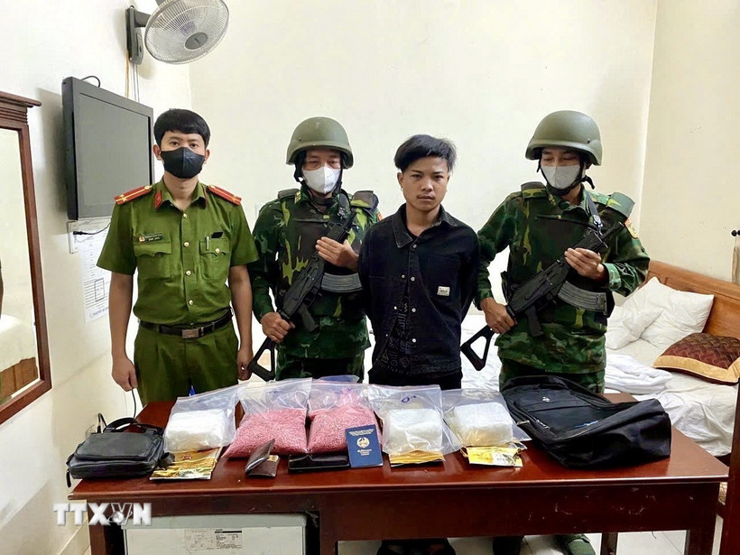 Đối tượng TonSakSith LatXaKham cùng tang vật vụ án. (Ảnh: TTXVN phát)