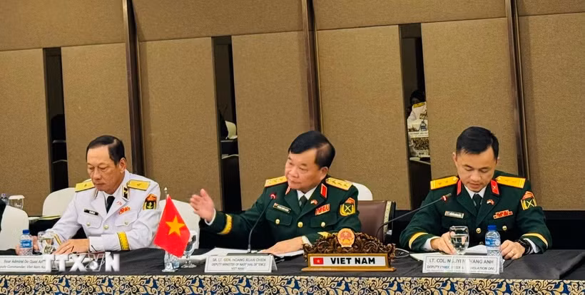Thượng tướng Hoàng Xuân Chiến, Ủy viên Trung ương Đảng, Ủy viên Thường vụ Quân ủy Trung ương, Thứ trưởng Bộ Quốc phòng phát biểu tại Đối thoại. (Ảnh: Đỗ Quyên/TTXVN)