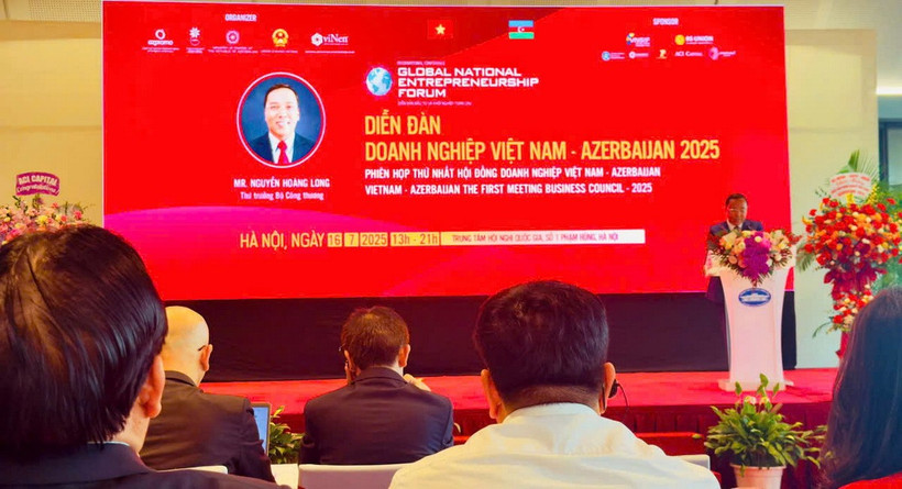 Thứ trưởng Bộ Công Thương Nguyễn Hoàng Long phát biểu. (Ảnh: ViNen)