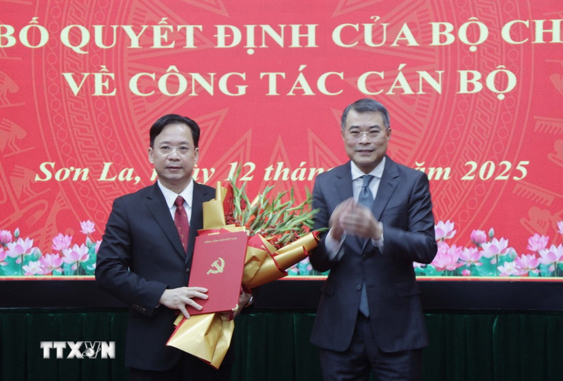 Đồng chí Lê Minh Hưng, Ủy viên Bộ Chính trị, Bí thư Trung ương Đảng, Trưởng Ban Tổ chức Trung ương tặng hoa chúc mừng tân Bí thư Tỉnh ủy Sơn La Hoàng Văn Nghiệm. (Ảnh: Nguyễn Cường/TTXVN)