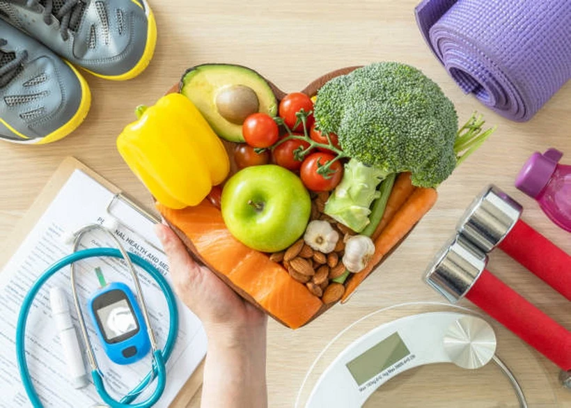 Duy trì chế độ ăn lành mạnh và thường xuyên tập luyện sẽ giúp bạn phòng ngừa được mỡ máu cao. (Ảnh: iStock)
