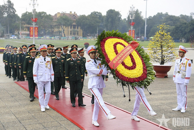 Đoàn đại biểu Quân ủy Trung ương, Bộ Quốc phòng dâng hoa, vào Lăng viếng Chủ tịch Hồ Chí Minh. (Ảnh: Báo Quân đội Nhân dân)