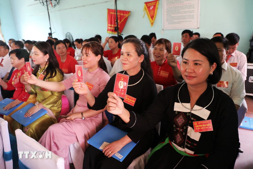 Các đại biểu biểu quyết thông qua dự thảo Nghị quyết Đại hội đại biểu Đảng bộ xã Yên Định (Bắc Ninh) nhiệm kỳ 2025-2030. (Ảnh: Danh Lam/TTXVN)