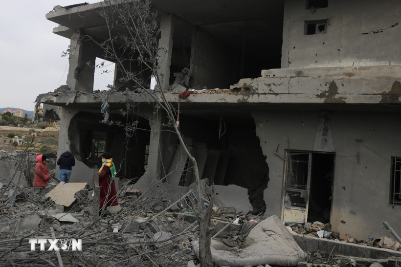 Tòa nhà bị phá hủy sau cuộc không kích của Israel tại thị trấn Kfour, gần Nabatieh, miền Nam Liban. (Ảnh: THX/TTXVN)