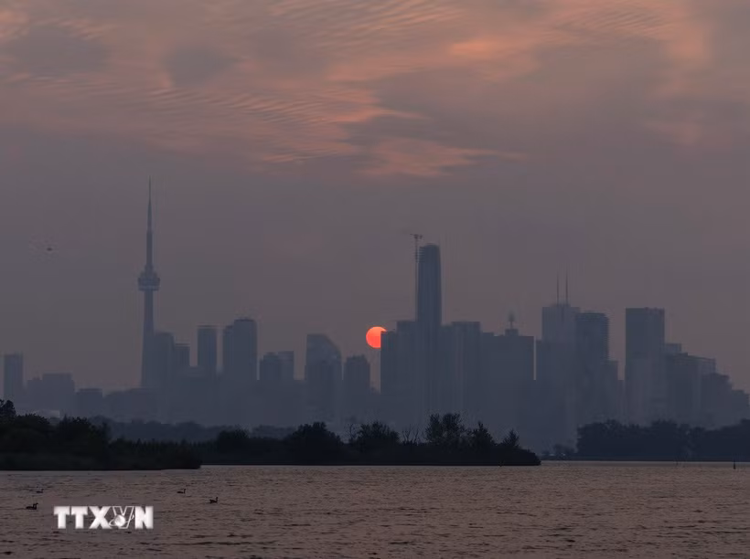 Khói từ các đám cháy rừng bao phủ bầu trời Toronto, Canada, ngày 16/7/2026. (Ảnh: THX/TTXVN phát)