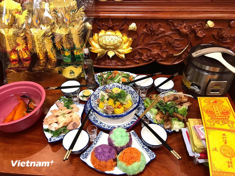 Mâm cỗ cúng ông Công ông Táo. (Ảnh: Vietnam+)