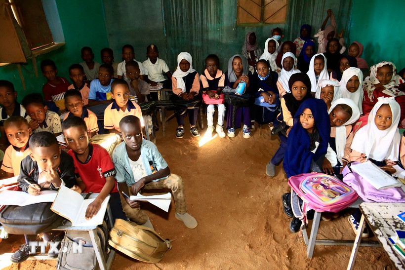 Trẻ em tại một lớp học ở Omdurman, Sudan. (Ảnh: THX/TTXVN)
