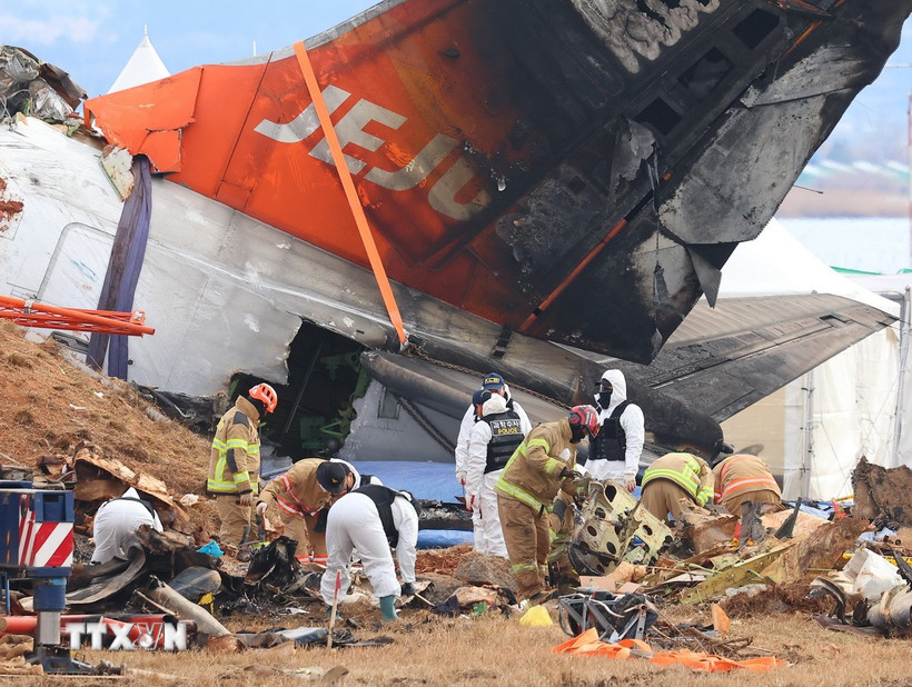 Cảnh sát điều tra tại hiện trường vụ tai nạn máy bay của hãng hàng không Jeju Air ở sân bay quốc tế Muan, Hàn Quốc, ngày 4/1/2025. (Ảnh: Yonhap/TTXVN)