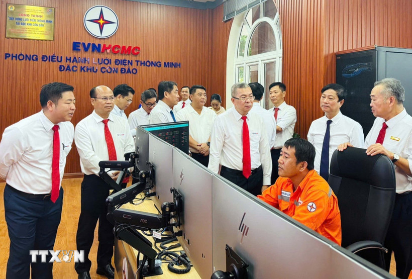 Các đại biểu tham quan phòng điều hành lưới điện thông minh Đặc khu Côn Đảo. (Ảnh: TTXVN phát)