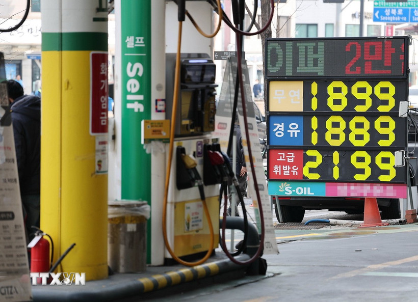 Một trạm xăng tại Seoul, Hàn Quốc. (Ảnh: Yonhap/TTXVN)