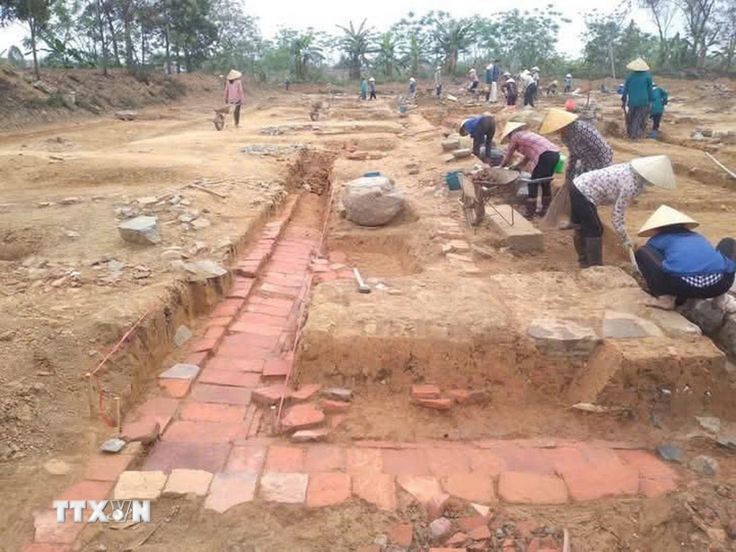 Một hố khai quật khảo cổ tại Thành nhà Hồ. (Ảnh: Hoa Mai/TTXVN)