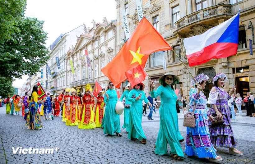 Phần trình diễn của đoàn Việt Nam gây ấn tượng sâu sắc với hình ảnh lá cờ đỏ sao vàng cùng những tà áo dài và trang phục dân tộc rực rỡ. (Ảnh: Việt Thắng/Vietnam+)