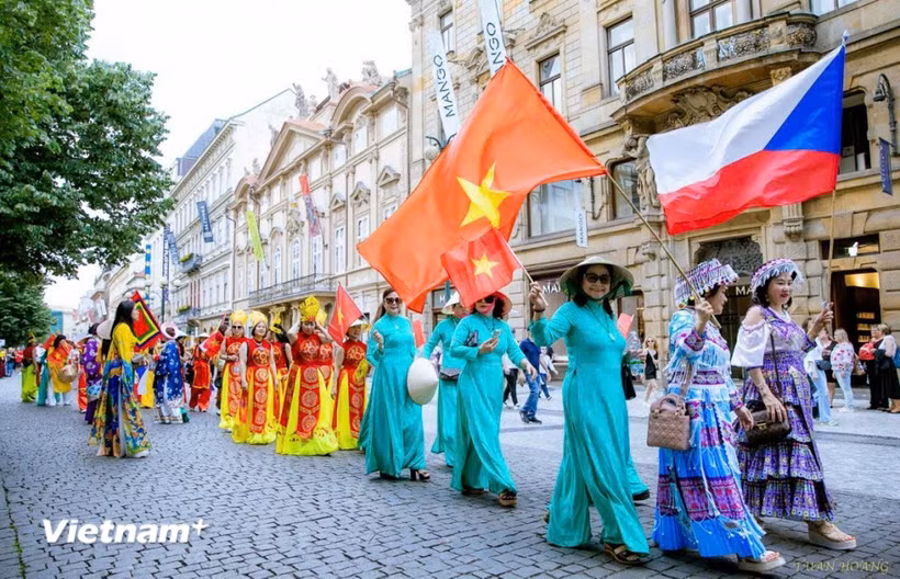 Phần trình diễn của đoàn Việt Nam gây ấn tượng sâu sắc với hình ảnh lá cờ đỏ sao vàng cùng những tà áo dài và trang phục dân tộc rực rỡ. (Ảnh: Việt Thắng/Vietnam+)