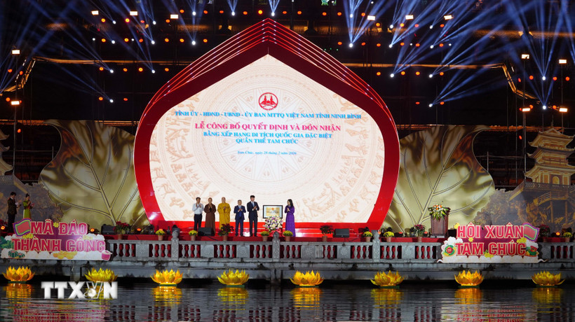 Bà Lê Thị Thu Hiền, Cục trưởng Cục Di sản văn hóa, Bộ Văn hóa Thể thao và Du lịch công bố và trao Quyết định của Thủ tướng Chính phủ quyết định xếp hạng Di tích Quốc gia đặc biệt, trao Bằng xếp hạng Di tích Quốc gia đặc biệt Quần thể Tam Chúc cho tỉnh Ninh Bình. (Ảnh: Thanh Tuấn/TTXVN)