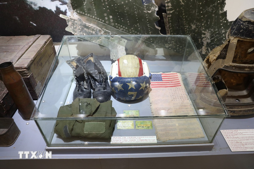 Trang bị của phi công Mỹ đã bị quân và dân Thanh Hóa bắn rơi máy bay và bắt sống giặc lái khi chúng bổ nhào ném bom cầu Hàm Rồng năm 1965. (Ảnh: Khiếu Tư/TTXVN)