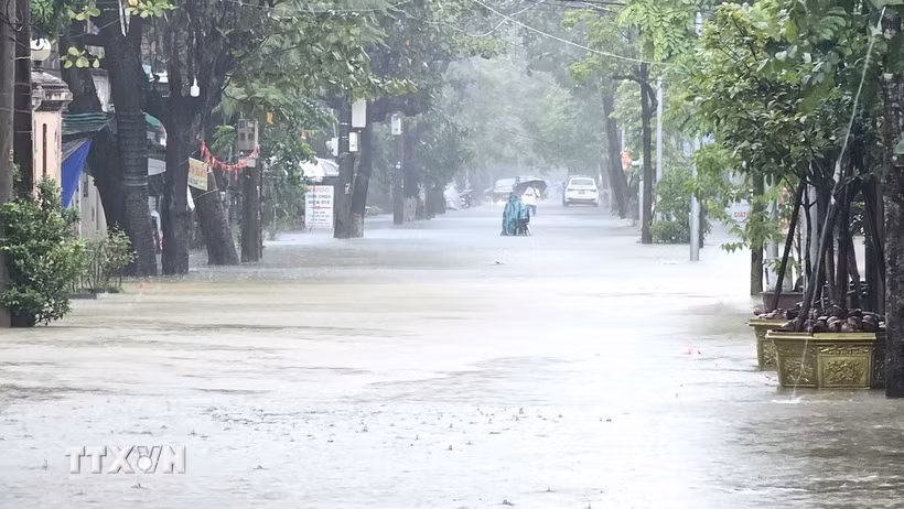 Tuyến đường Nguyễn Chí Diễu, quận Phú Xuân bị ngập sâu. (Ảnh: Tường Vi/TTXVN)