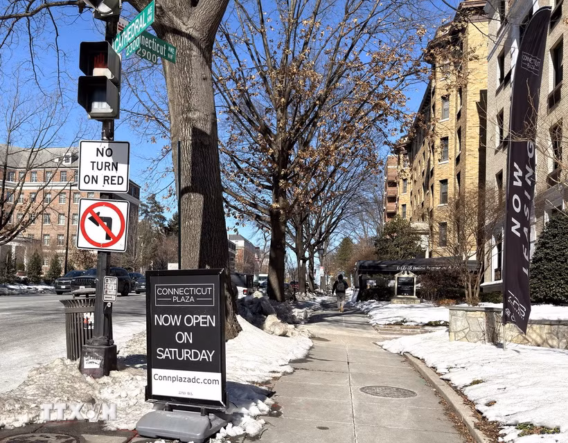 Biển quảng cáo xem nhà cho thuê trên đại lộ Connecticut ở trung tâm thủ đô Washington D.C. (Ảnh: Ngọc Quang/TTXVN)