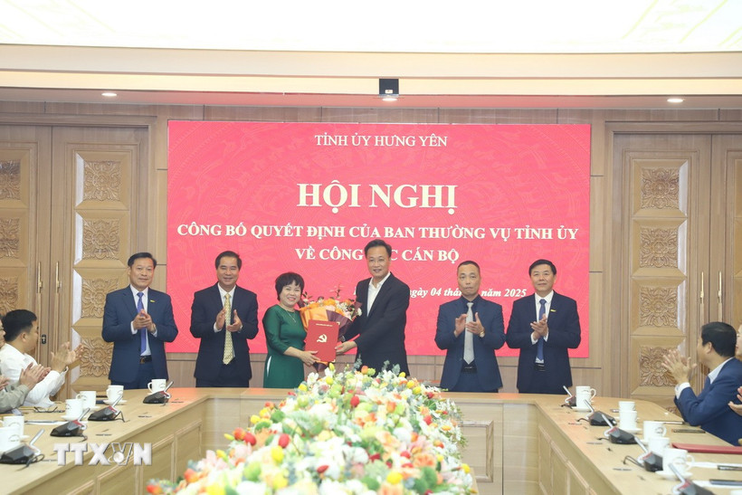 Bí thư Tỉnh ủy Hưng Yên Nguyễn Hữu Nghĩa trao Quyết định bổ nhiệm Tổng biên tập Báo Hưng Yên. (Ảnh: Mạnh Khánh/TTXVN)