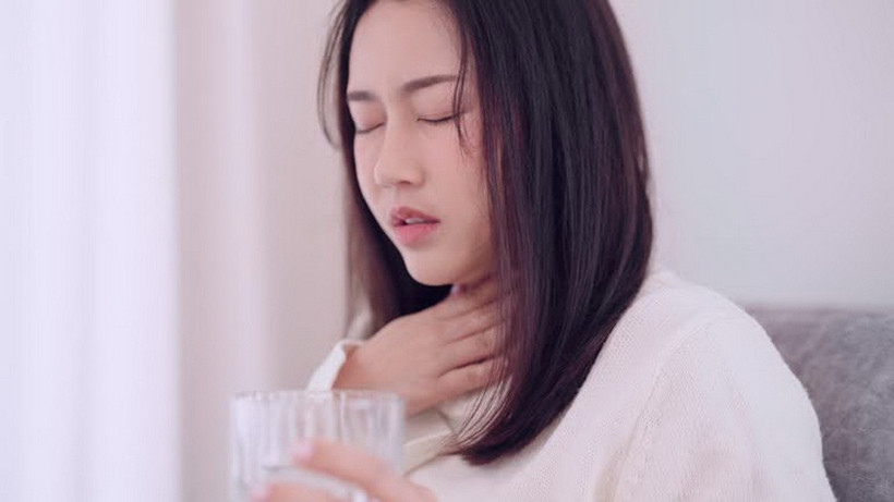 Ho có đờm là triệu chứng khiến nhiều người khó chịu và bất tiện. (Ảnh: iStock)