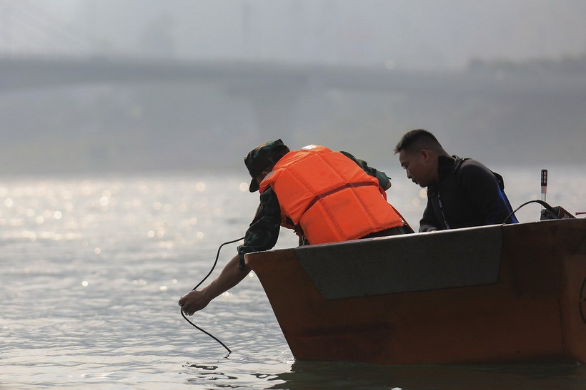 Lực lượng chức năng Bộ chỉ huy Quân sự tỉnh Hòa Bình sử dụng thiết bị chuyên dụng rà phá bom mìn, vật nổ, làm sạch hạ lưu Nhà máy thủy điện Hòa Bình. (Ảnh: Trọng Đạt/TTXVN)