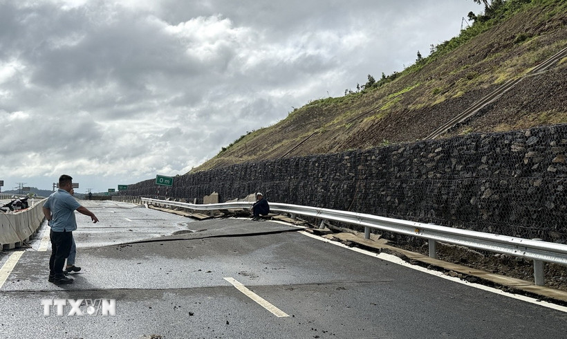 Cao tốc Bắc - Nam qua tỉnh Đắk Lắk, đoạn Chí Thạnh - Vân Phong, có nhiều hạng mục hư hỏng do sạt lở đồi núi. (Ảnh: Tường Quân/TTXVN)