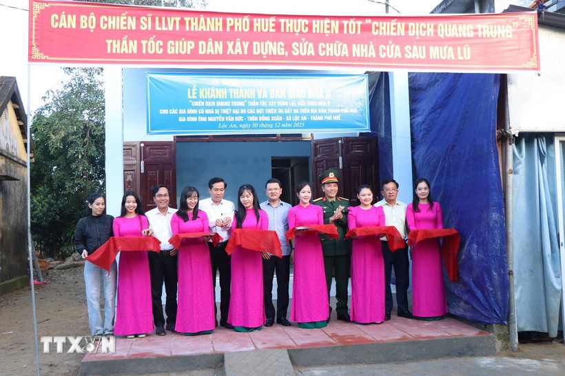 Nghi lễ cắt băng khánh thành nhà mới trong "Chiến dịch Quang Trung" dành cho người dân bị ảnh hưởng bởi mưa lũ ở xã Lộc An, thành phố Huế. (Ảnh: Mai Trang/TTXVN)