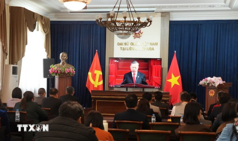 Quang cảnh lễ míttinh kỷ niệm 50 năm Giải phóng miền Nam, thống nhất đất nước tại Đại sứ quán Việt Nam ở LB Nga. (Ảnh: Quang Vinh/TTXVN)