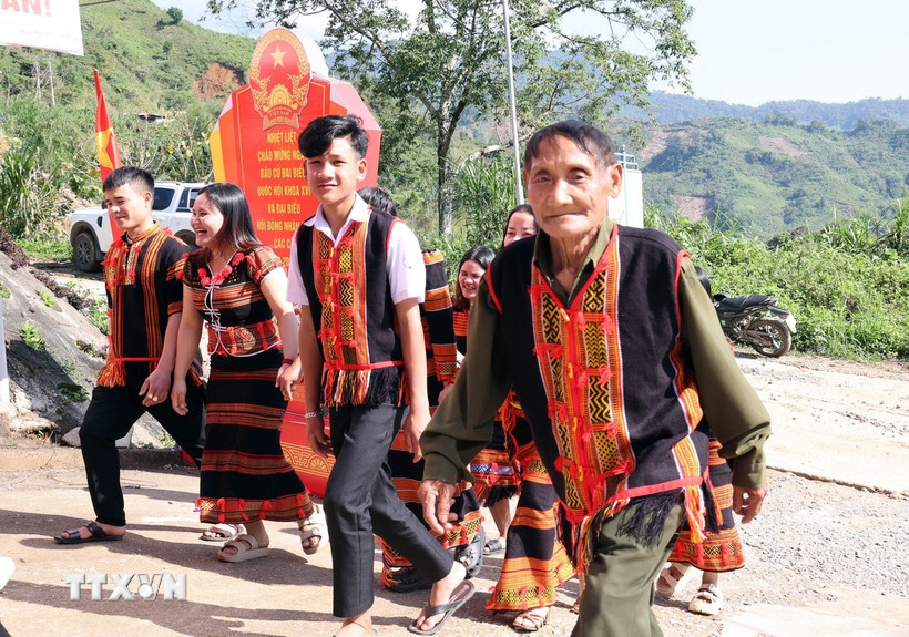 Đồng bào dân tộc Xê Đăng, xã Trà Linh, thành phố Đà Nẵng nô nức đến điểm bầu cử. (Ảnh: Trần Tĩnh/TTXVN)