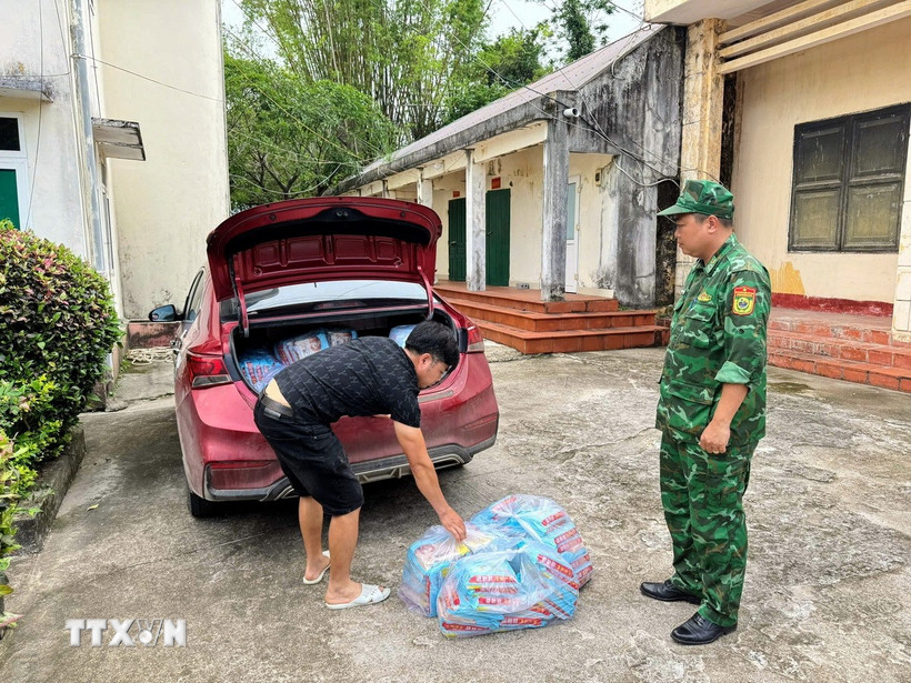 Đối tượng Nguyễn Hồng Minh, sinh năm 1982, trú tại huyện Hải Hà (Quảng Ninh) cùng tang vật bị phát hiện và bắt giữ. (Ảnh: Nguyễn Chiến/TTXVN phát)