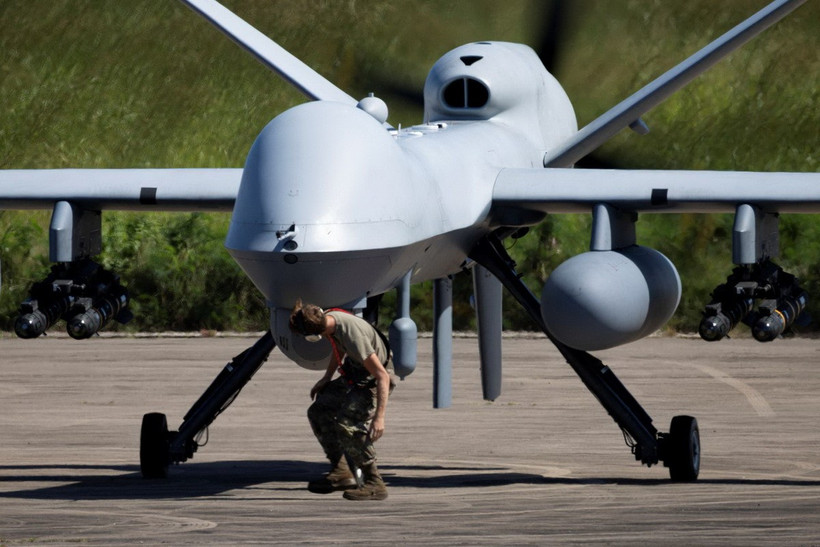 Một chiếc máy bay không người lái MQ-9 Reaper của Không quân Mỹ đang được một thành viên đội ngũ mặt đất kiểm tra tại sân bay Rafael Hernandez ở Aguadilla, Puerto Rico, ngày 17/11. (Ảnh: Reuters/Yonhap)
