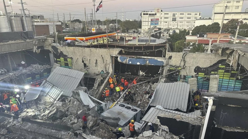 Hiện trường vụ sập mái hộp đêm khiến nhiều người thương vong tại Santo Domingo. (Ảnh: Anadolu)