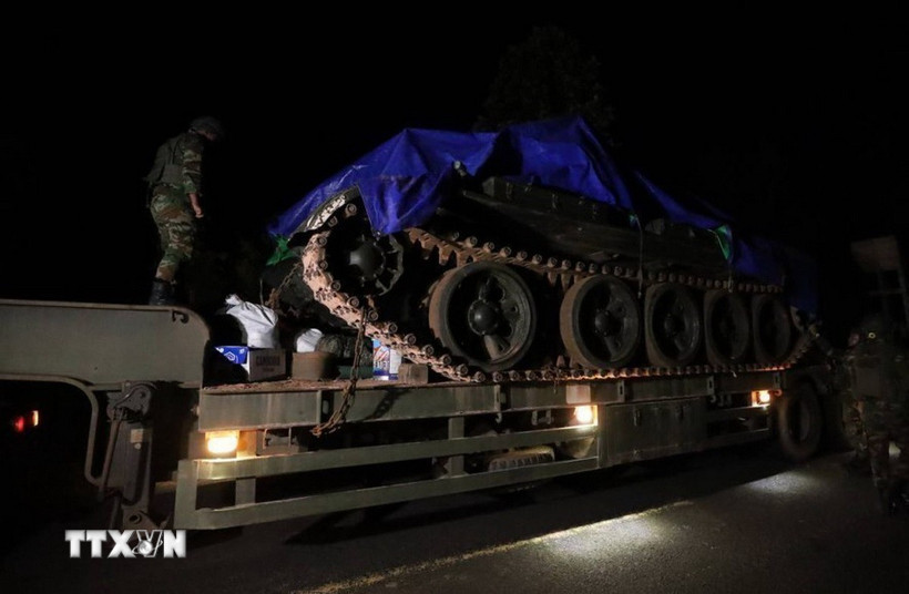Quân đội Campuchia rút khí tài quân sự, vũ khí hạng nặng đợt 1 khỏi khu vực biên giới tranh chấp. Ảnh: AKP/TTXVN phát