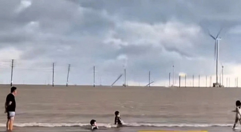 Hình ảnh các trụ đường dây ngã đổ được người dân ghi lại.