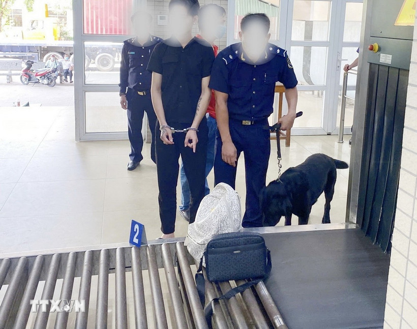 Lực lượng hải quan Cửa khẩu Quốc tế Mộc Bài kiểm tra hành lý của đối tượng. (Ảnh: TTXVN phát)