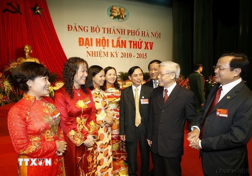 Chủ tịch Quốc hội Nguyễn Phú Trọng với các đại biểu tham dự Đại hội đảng bộ thành phố Hà Nội khóa XV (nhiệm kỳ 2010-2015). (Ảnh: Trí Dũng/TTXVN)
