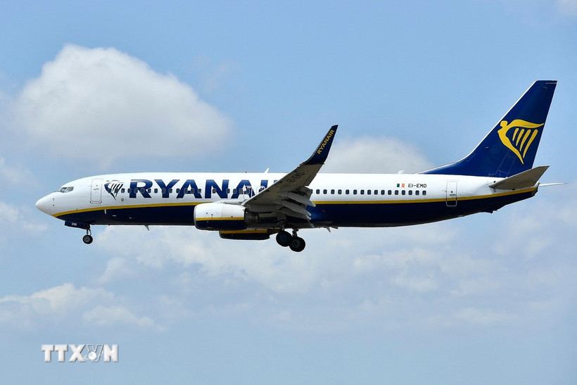 Máy bay của hãng hàng không Ryanair chuẩn bị hạ cánh xuống sân bay ở Barcelona, Tây Ban Nha ngày 1/7/2022. (Ảnh: AFP/TTXVN)