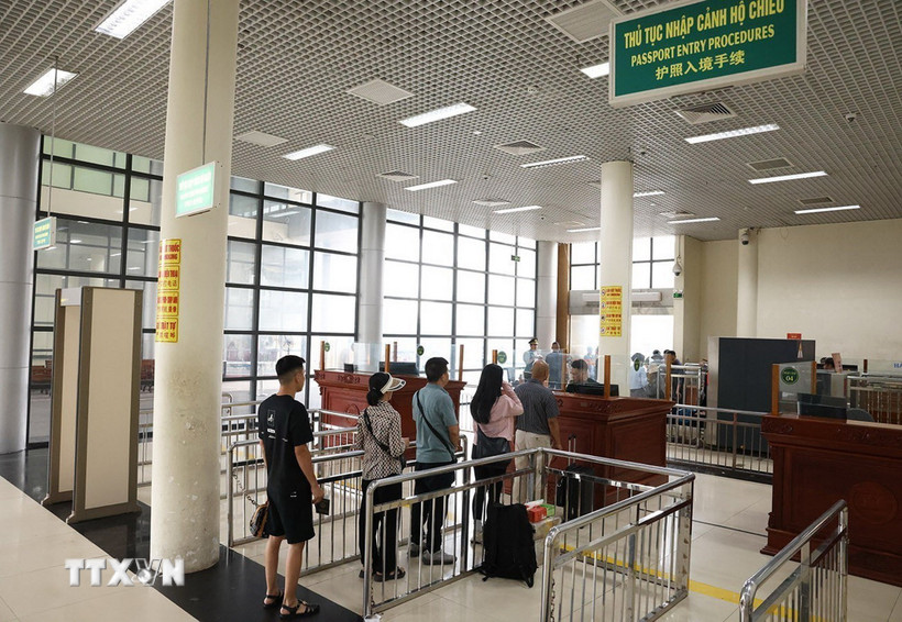 Hành khách làm thủ tục nhập cảnh ở cửa khẩu Bắc Luân 1 (cửa khẩu Quốc tế Móng Cái), thành phố Móng Cái, tỉnh Quảng Ninh. (Ảnh: Vũ Sinh/TTXVN)