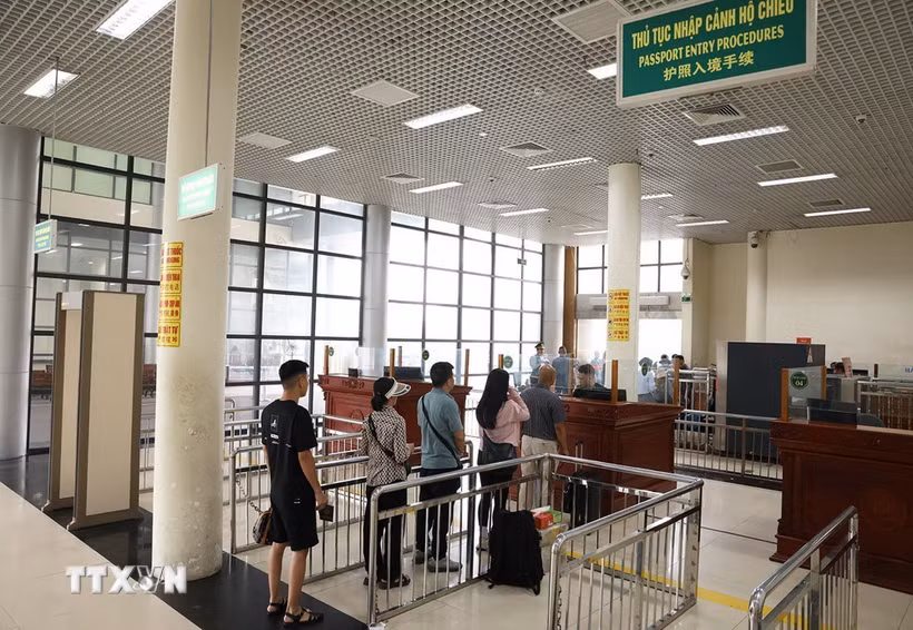 Hành khách làm thủ tục nhập cảnh ở cửa khẩu Bắc Luân 1 (Cửa khẩu Quốc tế Móng Cái), Quảng Ninh. (Ảnh: Vũ Sinh/TTXVN)